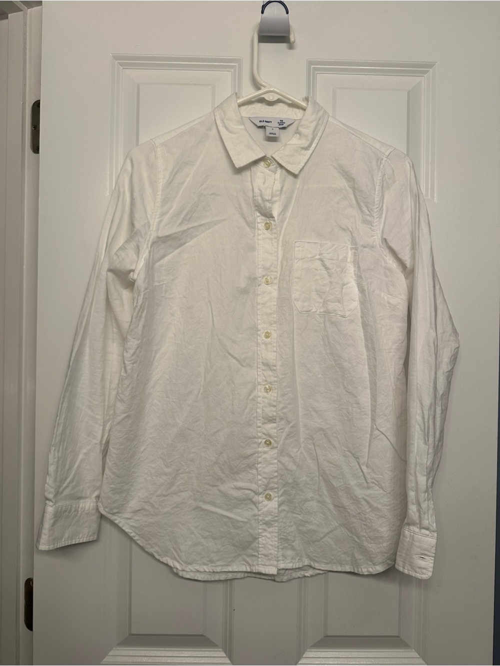 🍎 Old Navy Women’s White Button-Down Shirt